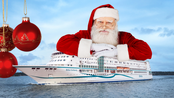 En tomte hänger på Birka Gotland som kryssar i skärgården