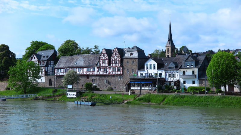 Byggnader vid flodkanten i Rüdesheim
